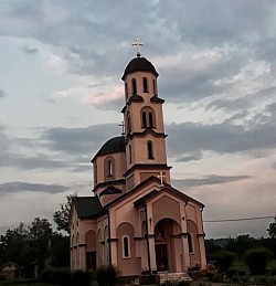 Спољашност цркве у Карановцу са звоником и улазним порталом за вернике