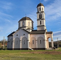 Храм Светог пророка Илије у Карановцу са величанственим звоником и куполом