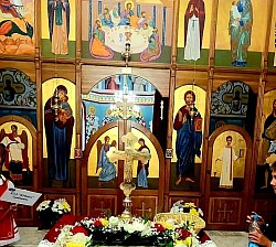 Поглед на унутрашњост Храма Светог пророка Илије у Карановцу са раскошним дуборезом и православним иконама на иконостасу