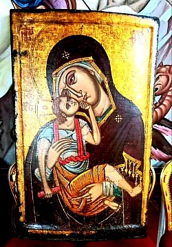 Икона Пресвете Богородице у Храму Светог пророка Илије у Карановцу пред којом верници узносе молитве за здравље и заштиту породице