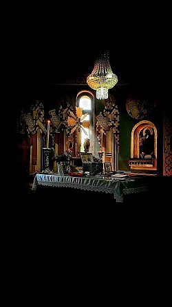 Света Часна трпеза у олтарском простору Храма Светог пророка Илије у Карановцу припремљена за служење Свете Литургије