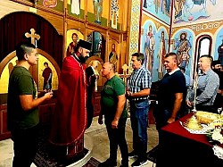 Света тајна причешћа верног народа и деце у Храму Светог пророка Илије у Карановцу током празничног богослужења