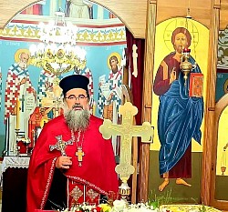 Свештенство у свечаним одеждама током служења Свете Архијерејске Литургије у Храму Светог пророка Илије у Карановцу  Православни монаси и духовници у посети Храму Светог пророка Илије у Карановцу током великог духовног сабрања