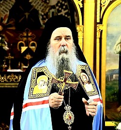 Његово Преосвештенство Епископ зворничко-тузлански Господин Фотије благосиља верни народ у порти храма у Карановцу