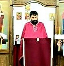 Надлежни парох свештеник Иван служи Свету Литургију у Храму Светог пророка Илије у насељу Карановац код Добоја