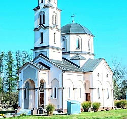 Поглед на Храм Светог пророка Илије у Карановцу који доминира панорамом Петрова и повезује вернике Добоја и Тузле