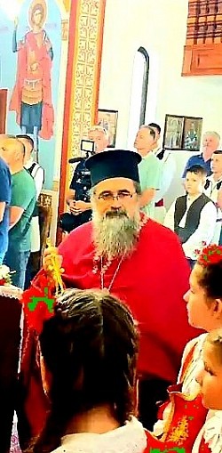 Архимандрит Гаврило Стевановић игуман манастира Озрен током заједничког богослужења у Храму Светог пророка Илије у Карановцу