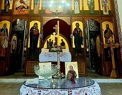 Унутрашњост Храма Светог пророка Илије у Карановцу са Часном трпезом и иконостасом за време празничне службе