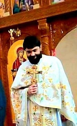 Благослов оца Ивана Савиновића верницима из Петрова Добоја и Тузле на великом Илинданском збору у Карановцу