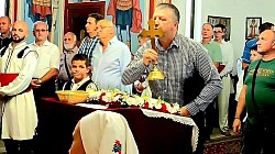 Духовна радост и молитвена тишина унутар зидина Светог храма у Карановцу током празника Епархије зворничко-тузланске