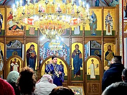 Свечано служење Свете литургије Пређеосвећених дарова у храму Светог пророка Илије у Карановцу коју предводе протојереји Архијерејског намјесништва тузланског