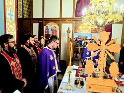 Чинодејствовање протојереја-ставрофора Зорана Илића и свештенства на Светој литургији Пређеосвећених дарова у препуном храму у Карановцу на Озрену