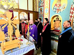 Молитвени приказ свештенства Епархије зворничко-тузланске током литургијског сабрања у Карановцу под благословом митрополита зворничко-тузланског господина Фотија  Свештенослужитељи тузланског намјесништва узносе молитве пред Светим престолом у храму Светог пророка Илије у Карановцу током четврте седмице Часног поста