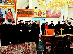 Литургијско јединство протојереја Зорана Илића и Спасоја Радовановића на Светој литургији Пређеосвећених дарова у препуном храму подно планине Озрен  Детаљ из олтара храма у Карановцу гдје свештенство Архијерејског намјесништва тузланског служи Литургију за вријеме братског састанка 20 марта  Свештенство Епархије зворничко-тузланске у молитвеном ставу током Свете литургије Пређеосвећених дарова у озренском насељу Карановац подно Петрова