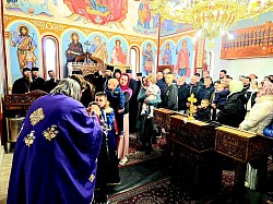 Свештенство и вјерници у молитвеном јединству на Литургији Пређеосвећених дарова у озренском насељу Карановац током четврте седмице поста  Атмосфера са богослужења у Карановцу гдје су се окупили вјерници подно Озрена и свештенство из Архијерејског намјесништва тузланског  Молитвено сабрање у храму Светог пророка Илије у Карановцу поводом братског састанка свештенства тузланског намјесништва Епархије зворничко-тузланске  Присуство вјерног народа и свештенства на Светој литургији Пређеосвећених дарова у Карановцу под благословом митрополита Фотија