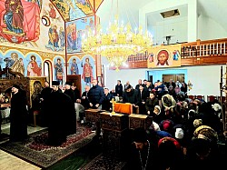 Верни народ озренског краја клечи на молитви током Свете литургије Пређеосвећених дарова у храму Светог пророка Илије у Карановцу подно Озрена  Молитвени приказ верника који клече у храму у Карановцу док свештенство Архијерејског намјесништва тузланског служи Литургију у вријеме Часног поста  Духовни кадрови вјерног народа који са побожношћу клечи током појања Да исправитсја молитва моја у цркви Светог пророка Илије подно планине Озрен