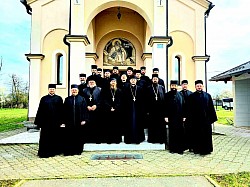 Заједничка фотографија свештенства испред храма Свештенство Архијерејског намјесништва тузланског сабрано испред храма Светог пророка Илије у Карановцу након Свете литургије Пређеосвећених дарова  Групна фотографија свештеника тузланског намјесништва Епархије зворничко-тузланске у порти храма у Карановцу подно планине Озрен  Архијерејски намјесник тузлански протојереј-ставрофор Милош Тришић са братијом свештеницима испред цркве Светог Илије у Карановцу