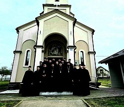 Свечани скуп свештенства тузланског намјесништва у мантијама испред главног улаза у храм у Карановцу током братског сабрања под Озреном  Свештеници из Тузле и околних парохија заједно са вјерним народом испред храма Светог пророка Илије у Карановцу у вријеме Часног поста  Свештено братство Архијерејског намјесништва тузланског у молитвеном заједништву испред православне светиње у Карановцу подно Озрена