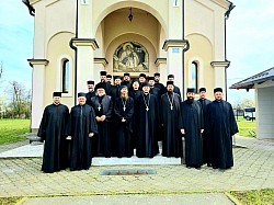 Приказ сабраног свештенства Епархије зворничко-тузланске на степеницама храма у Карановцу након одржаног братског састанка и исповијести  Свештеници Зоран Илић Спасоја Радовановић Милорад Пантић и ђакон Ђорђе Марковић са колегама испред цркве у Карановцу на Озрену  Молитвено сабрање свештенства тузланског намјесништва овјековјечено заједничком фотографијом испред храма Светог пророка Илије у Карановцу  Свештенослужитељи под благословом митрополита Фотија окупљени у порти храма у Карановцу након литургијског сабрања подно Озрена