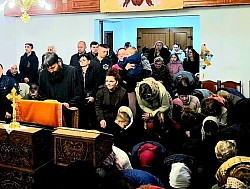 Протојереј Иван Савиновић са вјерним народом на Литургији Протојереј Иван Савиновић парох карановачко-сочковачки служи Свету литургију Пређеосвећених дарова са вјерним народом у храму Светог пророка Илије у Карановцу  Домаћин сабрања протојереј Иван Савиновић предводи молитву вјерног народа озренског краја током братског састанка свештенства тузланског намјесништва  Отац Иван Савиновић током литургијског сабрања у Карановцу благосиља вјернике окупљене подно планине Озрен у вријеме Часног поста