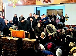 Протојереј Иван Савиновић у молитвеном јединству са својим парохијанима током Свете литургије Пређеосвећених дарова у храму Светог пророка Илије  Литургијски кадрови оца Ивана Савиновића који поучава вјерни народ Карановца и Сочковца током братског сабрања свештенства тузланског намјесништва  Протојереј Иван Савиновић приноси молитве са вјерним народом подно Озрена током службе којој присуствује свештенство Архијерејског намјесништва тузланског