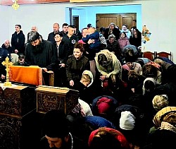 Заједничка молитва пароха Ивана Савиновића и вјерника у препуном храму у Карановцу током четврте седмице Васкршњег поста  Отац Иван Савиновић у свечаној одежди служи Литургију Пређеосвећених дарова окружен вјерним народом у храму Светог пророка Илије у Карановцу  Молитвени тренуци протојереја Ивана Савиновића и вјерника озренског краја на литургијском сабрању Архијерејског намјесништва тузланског  Протојереј Иван Савиновић парох карановачки пред иконостасом са вјерним народом током молитвеног дијела братског састанка подно Озрена