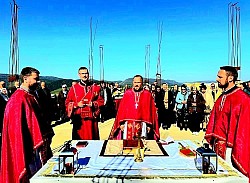 Служена прва Света литургија на темељима манастира Пресвете Тројице у Гелићима По благослову Његовог Високопреосвештенства митрополита зворничко-тузланског господина Фотија, у Недјељу мироносица, 26. априла ове године, служена је прва Света литургија на темељима манастира Пресвете Тројице у Гелићима. Свету литургију служио је протојереј-ставрофор Миладин Вуковић, архијерејски намјесник теслићки, уз саслужење протонамјесника Радомира Петковића, надлежног пароха угодновићко-очаушког, јереја Александра Митровића, пароха теслићког, и ђакона Љубише Савића. Велики број вјерника присуствовао је и причестио се на овој светој служби, а домаћини Милко и Даница Гелић припремили су трпезу љубави за све присутне. Градња ове светиње отпочела је 2024. године, а Високопреосвећени митрополит Фотије је прошле године, приликом освећења темеља цркве, благословио да ова светиња добије статус манастира. Напоре око изградње воде Милко и Даница Гелић, а до Васкрса је успјешно озидано приземље манастирског конака и изливена плоча. Намјера домаћина је да наредних дана наставе са зидањем конака и звоника. Очекује се да ће вјерни народ својим прилозима подржати овај велики пројекат, који представља изузетну привилегију и благослов за наш нараштај. Милко Гелић и његова супруга Даница, који су настањени у Шајкашу у Војводини, покренули су иницијативу за градњу овог храма. Њихова жеља је да се у Гелићима подигне светиња у којој ће се окупљати како мјештани, тако и све генерације које су данас расуте широм матице Србије и свијета