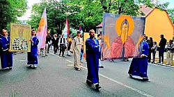 Никшић је данас 12.маја посебно у знаку Острошког Чудотворца, светитеља кога поштују људи без обзира на вјеру и нацију. А да Никшић живи под окриљем Светог Василија Острошког свједочи и застава са ликом светитеља, уздигнута на јарболу испред зграде Скупштине општине. Свечана литија је завршница традиционалне духовно – културне манифестације “Дани Светог Василија Острошког”, а данашњу молитвену шетњу предвододе митрополити црногорско – приморски Јоаникије и будимљанско – никшићки Методије, бројни епископи, као и челници никшићке Општине и Скупштине, Марко Kовачевић, Милица Лалатовић Жижић. Kолона вјерника кренула је у 18 сати испред Саборног храма посвећеном Светом Василију Острошком и у свештеном ходу, уз духовне пјесме, мирис тамјана, благослова и молитви за мир, напредак, слогу и благостање пролази традиционалном маршрутом никшићким улицама, заустављајући се на више градских раскршћа. Улицама Никшића проносе се јастук и епитрахиљ Светог Василија Острошког, који се чувају у његовом Саборном храму.