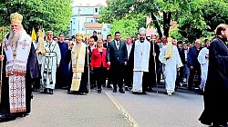 Никшић је данас 12.маја посебно у знаку Острошког Чудотворца, светитеља кога поштују људи без обзира на вјеру и нацију. А да Никшић живи под окриљем Светог Василија Острошког свједочи и застава са ликом светитеља, уздигнута на јарболу испред зграде Скупштине општине.  Свечана литија је завршница традиционалне духовно – културне манифестације “Дани Светог Василија Острошког”, а данашњу молитвену шетњу предвододе митрополити црногорско – приморски Јоаникије и будимљанско – никшићки Методије, бројни епископи, као и челници никшићке Општине и Скупштине, Марко Kовачевић, Милица Лалатовић Жижић.