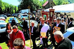Манастир Светог пророка Јеремије у Рожњу на Мајевици прославио је јуче своју крсну славу у присуству великог броја вјерника пристиглих из свих крајева Републике Српске, Србије и дијаспоре. Ова светиња, која по предању потиче из 13. вијека као задужбина краља Стефана Драгутина, још једном је постала мјесто молитвеног окупљања и снажног свједочанства вјере и опстанка нашег народа.Празнично сабрање почело је Светом литургијом, након чега је уприличен трократни опход око храма. У духу молитвеног сјећања, служени су парастоси страдалим мјештанима у Другом свјетском рату и погинулим борцима у Одбрамбено-отаџбинском рату, чиме је одата почаст онима који су своје животе положили за слободу и отаџбину. Након богослужења, преломљен је славски колач са кумом славе, градоначелником Бањалуке Драшком Станивуковићем, који је и ове године пружио значајну подршку обнови овог манастирског комплекса. Надлежни парох прибојски, протојереј-ставрофор Зоран Р. Илић, изразио је велику радост због импозантног броја окупљених вјерника. „Из године у годину све је већи број људи који долазе овдје. Захваљујем свима који помажу, а посебно општини Лопаре и начелнику који су уз нас од самог почетка обнове“, истакао је прота Илић. Начелник општине Лопаре, Радо Савић, нагласио је важност саборности коју ова светиња подстиче код Рожњака расутих широм Европе. „Са нама је градоначелник Станивуковић који је показао велики сензибилитет за овај храм, пружајући материјалну подршку и помажући саборност нашег народа. Општинска управа ће наставити да снажно подржава ову светињу и народ Рожња“, поручио је Савић. Кума славе, Драшко Станивуковић, истакао је да је прихватање кумства заправо прихватање завјета чувања вјере и традиције. „Човјек живи док ствара, а стваралаштво је широко – градити манастире, путеве, породице и отаџбину. Подвижништво значи одрицање за нешто што нас превазилази, а то су светиње, вјера и народ. Част ми је што сам и ове године овдје и што заједно видимо плодове нашег рада“, изјавио је Станивуковић, захваливши се свештенству и руководству општине на успјешној сарадњи. Манастир Рожањ, иако у свом данашњем облику млада грађевина, носи у себи дубоку историјску вертикалу која веже прошлост и садашњост. Празнично дружење настављено је уз трпезу љубави, уз заједничку поруку да ће се народ Мајевице овдје окупљати у све већем броју, обнављајући своје светиње и своју душу