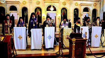Молитвени испраћај слуге Божјег Стојана Сладојевића У петак, 29. маја 2026. године, у Световазнесенском храму у Чуругу, свету заупокојну Литургију поводом упокојења Стојана Сладојевића, оца Високопреосвећеног Митрополита зворничко-тузланског г. Фотија, служио је архимандрит Гаврило, настојатељ манастира Озрена, уз саслужење архимандрита Германа, сабрата манастира Бођана, свештенства епархија Зворничко-тузланске и Бачке. После свете Литургије служен је помен новопрестављеном слузи Божјем Стојану. Чин опела над телом почившег Стојана Сладојевића служио је, у Световазнесенском храму, Његова Светост Патријарх српски г. Порфирије. Саслуживали су високопреосвећени митрополити бачки г. Иринеј и зворничко-тузлански г. Фотије; преосвећени епископи осечкопољски и барањски г. Херувим, ваљевски г. Исихије, шабачки г. Јеротеј, мохачки г. Дамаскин и јенопољски г. Никон; архимандрит Гаврило, директор Патријаршијске управне канцеларије; архимандрити Гаврило и Герман; протосинђел Харитон, настојатељ манастира Ковиља; свештеници Епархије зворничко-тузланске, протођакон Лазар Илић и ђакон Василије Перић из Архиепископије београдско-карловачке. После читања јеванђељског одељка, Његова Светост Патријарх српски г. Порфирије је поручио: „Oкупљени данас око брата Стојана знамо из искуства личног да је, откад је знао за себе, имао веру православну, чисту, једноставну и непатворену. И маколико се борио за живот, дошавши са крвавог Змијања, ево све до равне Бачке, логично је било да се ослања на себе и на своје снаге, да се труди, да не жали напора, да буде посвећен свом послу и својој породици. Ипак је све започињао, и све му је било прожето, и све је завршавао вером у Бога. Та вера није била само његова идеја и тек неко пролазно уверење, него та вера се рефлектовала и оваплоћавала и у његовом свакодневном конкретном животу. Он је вером живео. Вера му није била теорија, вера је извирала из њега, из његовог срца и његове душе.ˮ По опелу, Високопреосвећени Митрополит зворничко-тузлански г. Фотије је заблагодарио Светејшем Патријарху, архијерејима и свештенослужитељима који су молитвено учествовали у испраћају његовог почившег оца, Стојана Сладојевића. Тело новопрестављеног слуге Божјег Стојана Сладојевића је сахрањено на гробљу у Чуругу, после помена који је служио Епископ осечкопољски и барањски г. Херувим, уз саслужење архимандрита Гаврила, протојереја Милана Ђурића, настојатеља Вазесенског храма у Чуругу, и протођакона Лазара Илића.